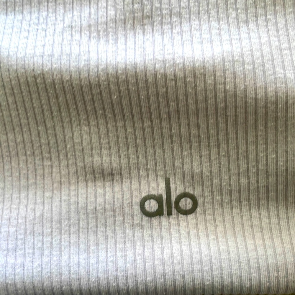 ALO YOGA White Ribbed Shirt with Built In Bra (Size Large, Like New)